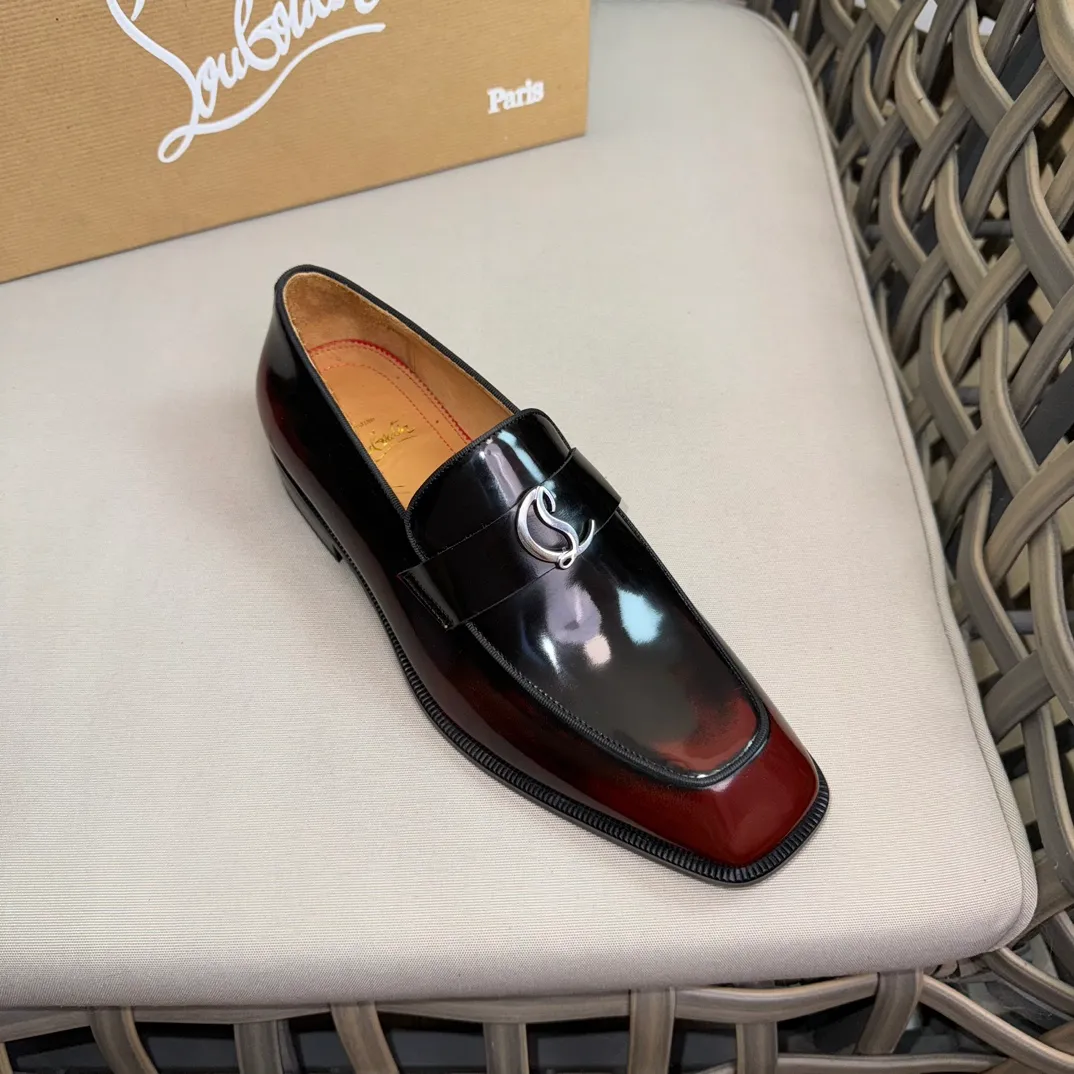 [CL red-soled shoes] Top P: 1020💰 Size 39-44 (⚠️38.45.46 custom-made, non-refundable and non-exchangeable) 🆑High-end men's business formal leather shoes, classic red-soled shoes | Fabric: Original imported first-layer cowhide, iconic rivet decoration | Lining: water-dyed cowhide lining Outsole: red cowhide outsole imported from Italy Brand: Christia*.Loubouti* 🆑 High-end men's business dress shoes | classic red soled shoes | Upper: original imported first layer cowhide iconic rivet decoration | Linning: Water dyed cow skin inner Outsole: red cowhide outsole imported from Italy Size: 39-44 (38.45.46 customized) Brand: Christia*.Loubouti*